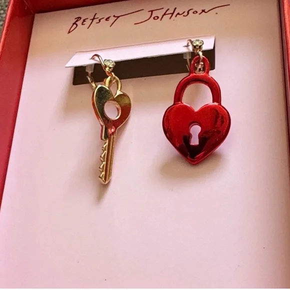 New Betsey Johnson Sweetheart Lock & Key Drop Earrings - Picture 8 of 9